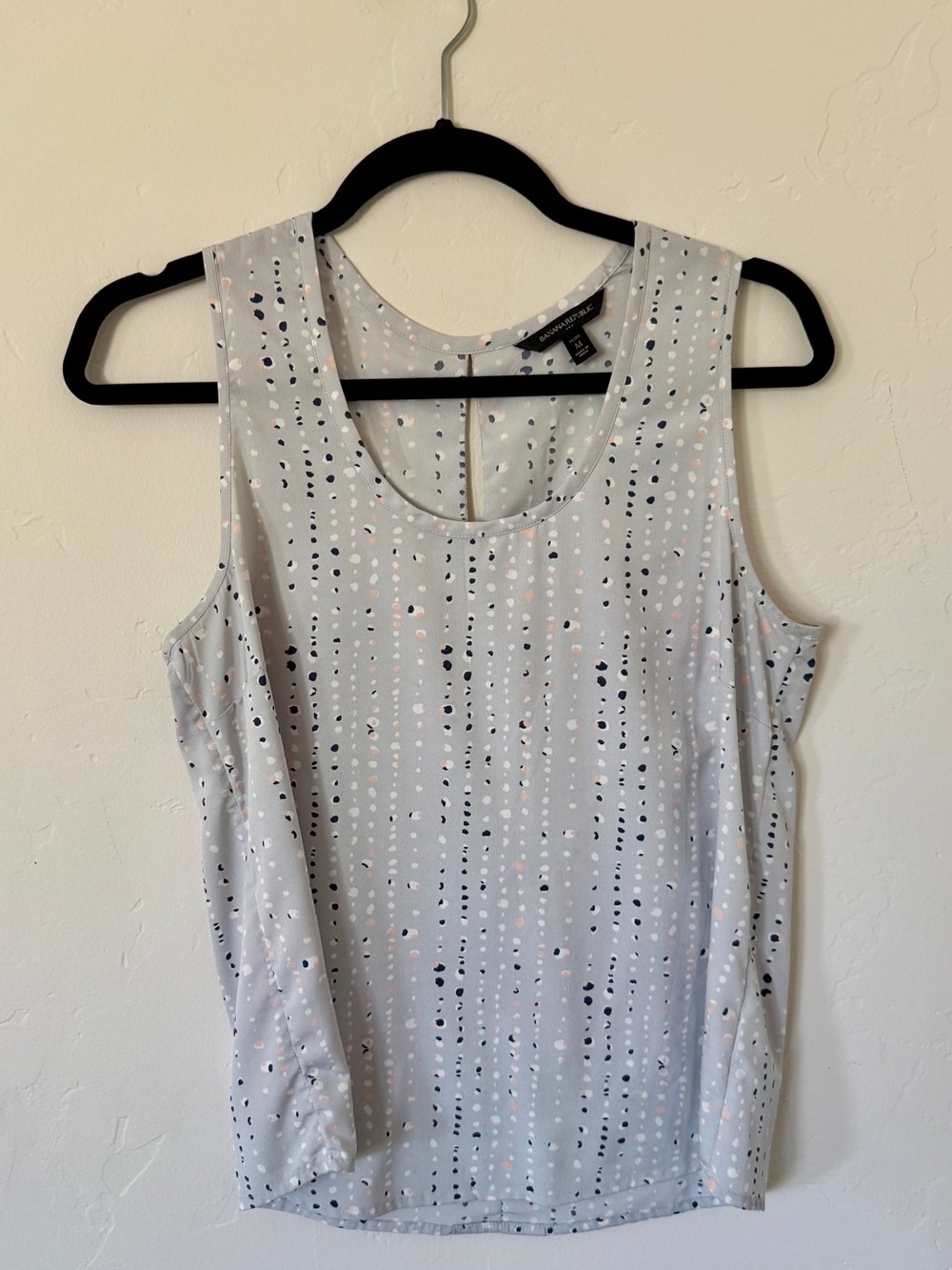 Banana Republic Light Gray Size Medium Sleeveless Dot-Print Blouse